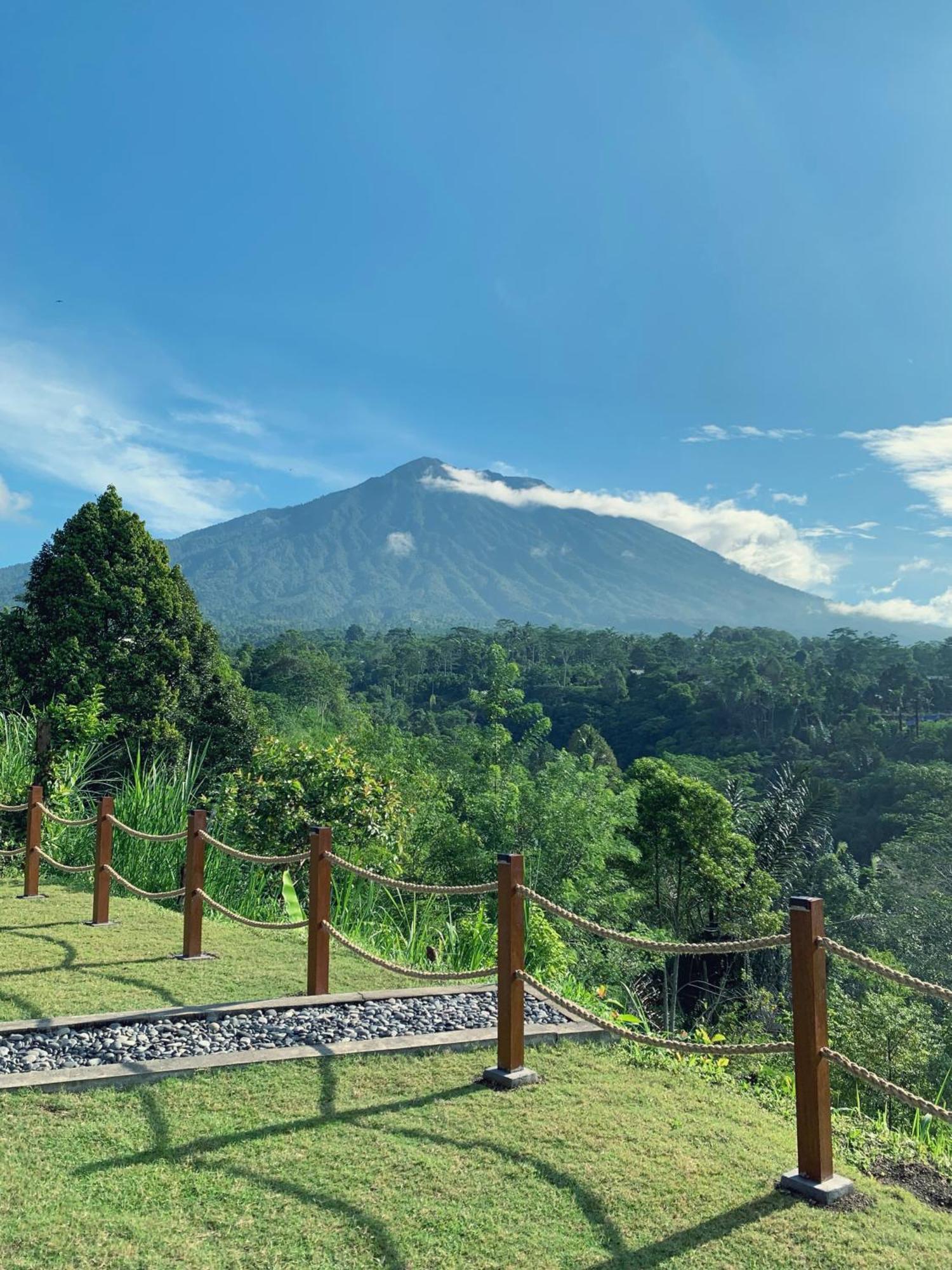 Besakih Homestay & Villa エクステリア 写真