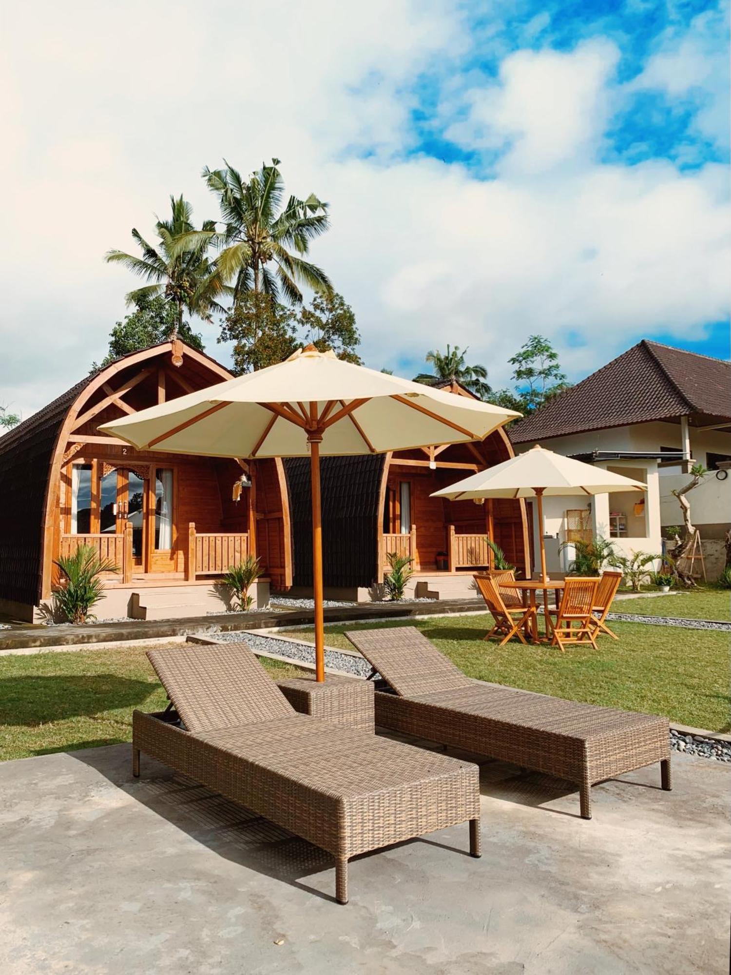 Besakih Homestay & Villa エクステリア 写真