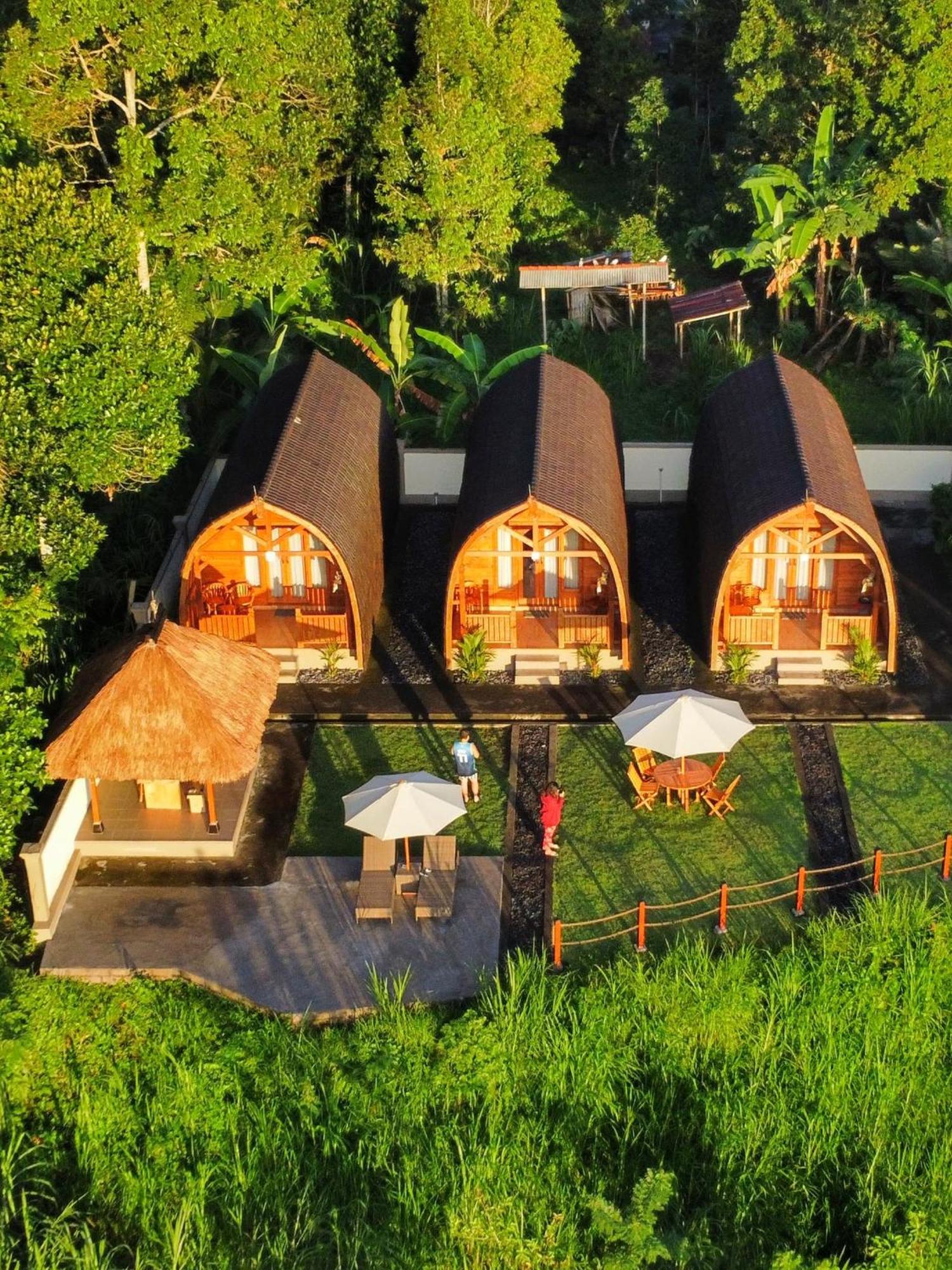 Besakih Homestay & Villa エクステリア 写真
